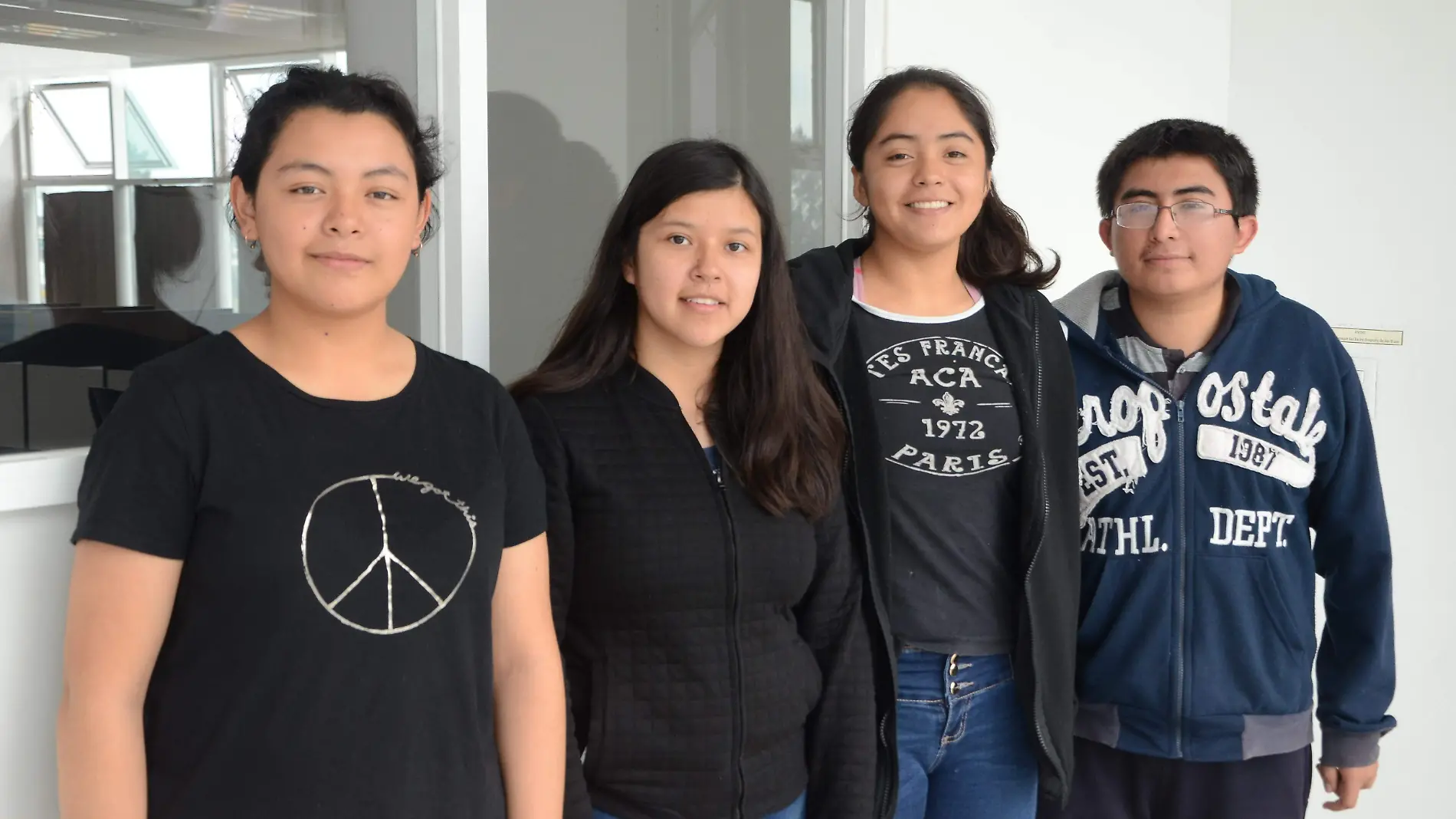 Estos cuatro jóvenes cursan el quinto semestre y están dentro de los 23 mejores en la materia de Biología. Foto Jacob Cabello